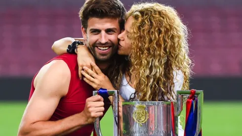 Shakira beija o rosto de Gerard Piqué
