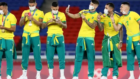 Atletas da seleção brasileira de futebol não utilizaram o agasalho do COB no pódio (Foto: Getty Images)

