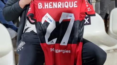 Torcedor do Olimpia com a camisa de Bruno Henrique (Foto: Bolavip Brasil)
