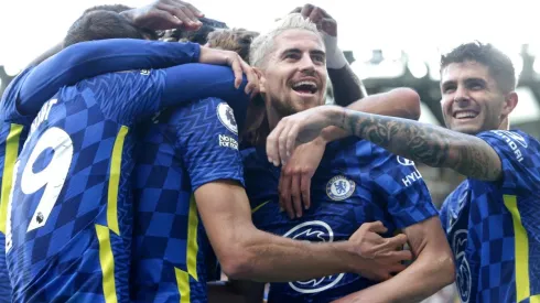 Jogadores do Chelsea se abraçam após gol do time contra o Crystal Palace (Getty Images)
