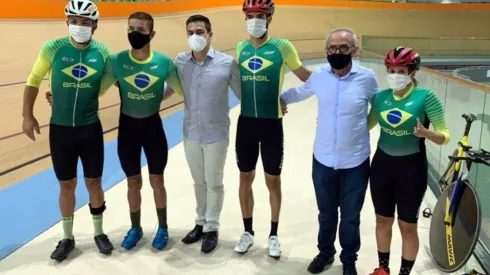 Atletas e integrantes da Confederação Brasileira de Ciclismo receberam o prefeito de João Pessoa no Velódromo do Rio. (Foto: Divulgação Confederação Brasileira de Ciclismo)
