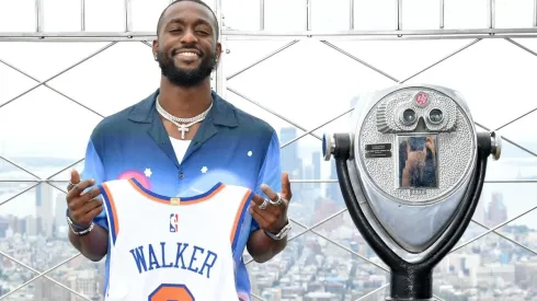 Kemba Walker posa com a camisa 8 do New York Knicks (Getty Images)
