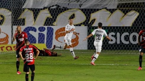 Santos e Athletico-PR fazem o primeiro jogo no retorno das quartas de final | Crédito: Getty Images
