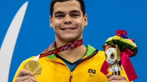 Gabriel Bandeira, com a primeira medalha de ouro conquistada para o Brasil nos Jogos de Tóquio. (Foto: Divulgação CPB)
