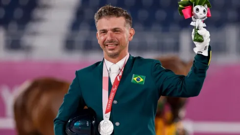Na foto, o cavaleiro brasileiro Rodolpho Riskalla, que foi prata na prova individual de hipismo, mais cedo. (Foto: Getty Images)
