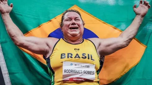Beth Rodrigues comemorando o ouro conquistado no lançamento de disco. (Foto: Reprodução Instagram Comitê Paralímpico Brasileiro)
