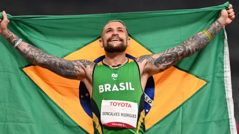 Vinícius Rodrigues, que foi prata nos 100m da classe T63 nesta segundo (30). (Foto: Getty Images)
