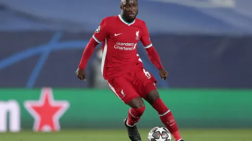 O meia Naby Keita, de Guiné, segue no país. O Liverpool está trabalhando na liberação do jogador para que ele retorne à Inglaterra.
