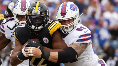 Najee Harris sendo tackleado durante jogo entre Bills e Steelers (Getty Images)
