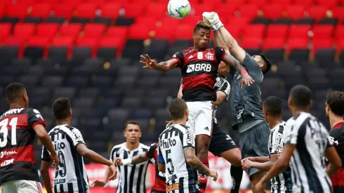 Santos e Flamengo durante partida do Brasileirão
