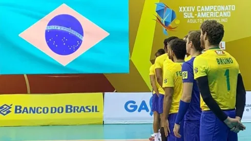 Seleção masculina de vôlei, na disputa do Sul-Americano, campeonato do qual se sagrou campeã pela 33ª vez neste ano. (Foto: Reprodução Redes Sociais CBV)
