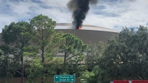 Foto do estádio do New Orleans Saints com a fumaça preta do incêndio no teto (Fox/Reprodução)
