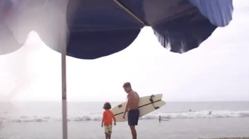 Yuri Martins e o filho em praia da Costa Rica (Foto: Reprodução Youtube)
