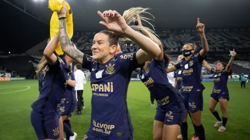 A festa das alvinegras. (Foto: Reprodução Twitter Brasileirão Neo Energia)