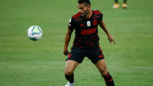 Thiago Maia pode retornar ao time titular do Flamengo no jogo contra o Bragantino
