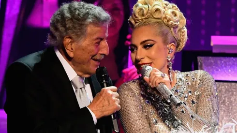 Tony Bennett e Lady Gaga durante show; cantor sofre de Alzheimer
