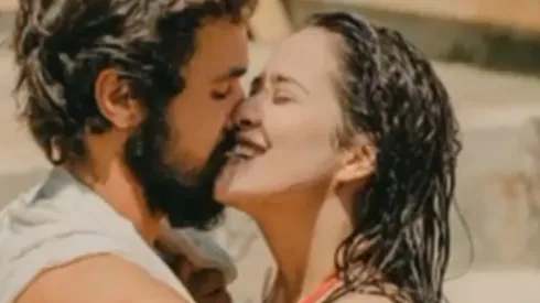 Bruno Ferrari e Paloma Duarte se beijam
