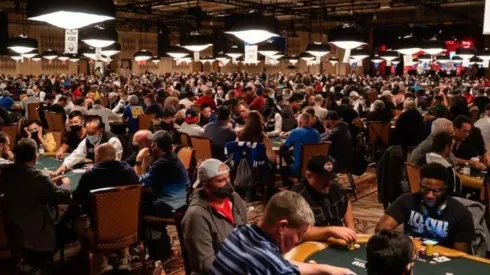 Salões cheios da WSOP (Foto: Danny Kim/PokerNews)
