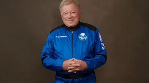 William Shatner vestido com o macacão azul da Blue Origin
