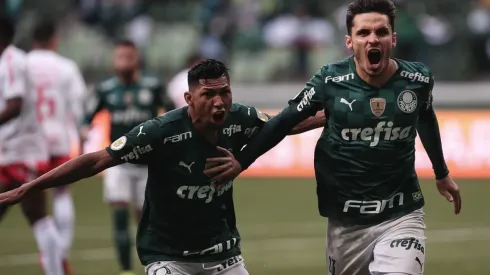 Raphael Veiga comemora o gol que deu a vitória ao Palmeiras (Foto: Ettore Chiereguini/AGIF)
