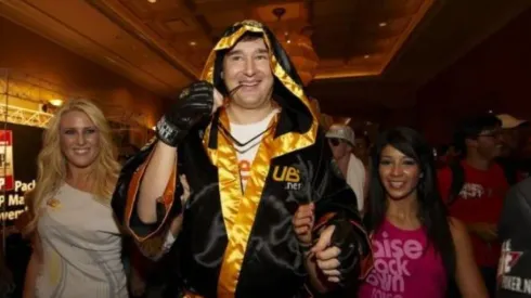 Phil Hellmuth já se fantasiou de lutador de MMA (Foto: PokerNews)
