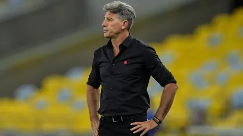 Renato Gaúcho lamenta constantes problemas para colocar time ideal em campo (Foto: Thiago Ribeiro/AGIF)
