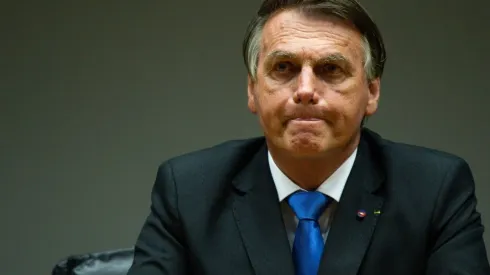 Bolsonaro compartilhou notícia falsa sobre relação da vacina da Covid-19 com a Aids
