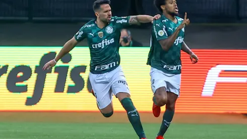 Luiz Adriano anotou o primeiro gol do Palmeiras contra o Sport
