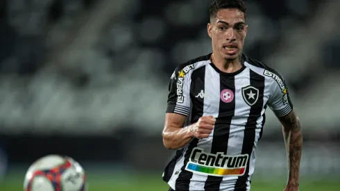Hugo está próxima de assinar renovação com o Botafogo (Foto: Jorge Rodrigues/AGIF)

