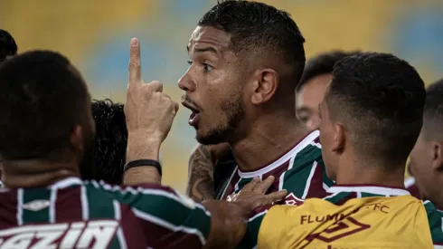 Zagueiro celebra primeiro gol com a camisa do Fluminense (Foto: Jorge Rodrigues/AGIF)
