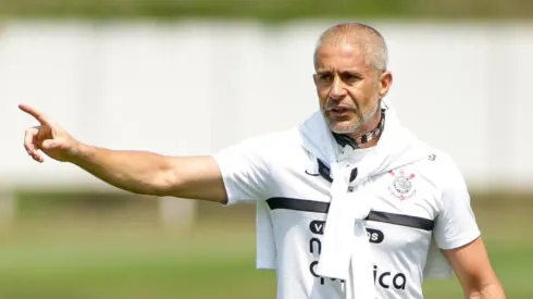 Foto: Rodrigo Coca/SCCP – Sylvinho, técnico do Corinthians, deseja um camisa 9 para 2022.
