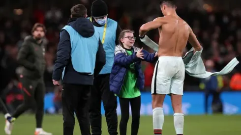 Torcedora mirim que invadiu campo para abraçar Cristiano Ronaldo terá que pagar multa – Imagem: Reprodução
