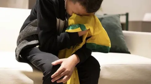 Bruninho chorando ao conhecer Neymar e jogadores da Seleção Brasileira (Foto: Lucas Figueiredo/CBF)

