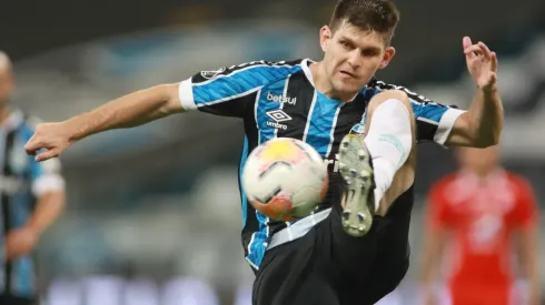 Foto: Silvio Avila – Pool/Getty Images South America – Kannemann vem jogando no sacrifício pela permanência do Grêmio na Série A
