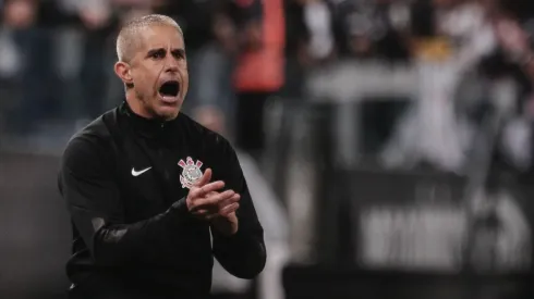 Foto: Ettore Chiereguini/AGIF | Sylvinho é pressionado em coletiva pós-derrota do Corinthians
