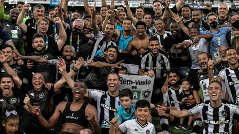 Foto: Thiago Ribeiro/AGIF – Jogadores do Botafogo celebram acesso para a Série A

