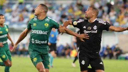 Jenison e Mercado disputando bola em Cuiabá x Internacional (Foto: AssCom Dourado)