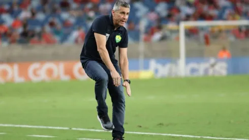 Jorginho na beira do campo no duelo Cuiabá x Internacional (Foto: AssCom Dourado)