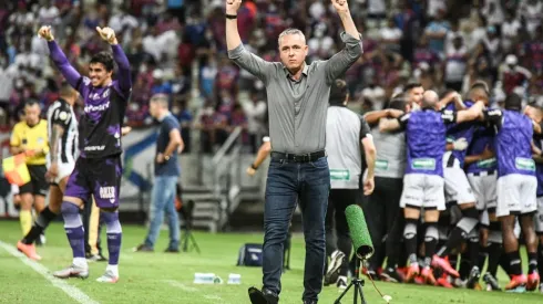 Foto: Kely Pereira/AGIF – Tiago Nunes exaltou atletas do Ceará após a goleada no clássico
