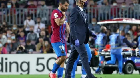 Agüero foi substituído aos 40 minutos da primeira etapa contra o Alavés (Foto: Alex Caparros/Getty Images)
