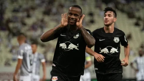 Helinho comemorando gol com a camisa do Red Bull Bragantino (Foto: Kely Pereira/AGIF)