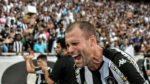 Aos 35 anos, Carli celebra volta à boa fase no Botafogo; zagueiro argentino vive expectativa do título da Série B pelo Clube
