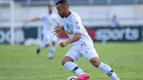 Moisés, jogador da Ponte Preta (Foto: Diogo Reis/AGIF)
