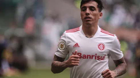 Foto: Ettore Chiereguini/AGIF - Lateral Saravia deve entrar improvisado no meio de campo diante do Fluminense