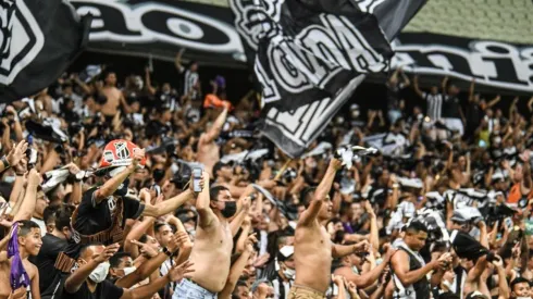 Foto: Kely Pereira/AGIF/ Torcida do Ceará na Arena Castelão.
