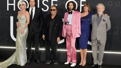 Elenco de "Casa Gucci" reunido na premiere do filme
