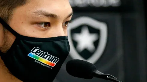 Foto: Vitor Silva/Botafogo – Oyama tem contrato em definitivo com Mirassol e Botafogo ainda não acertou permanência para 2022
