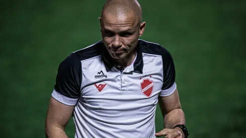 Foto: Heber Gomes/AGIF – Higo Magalhães, treinador do Vila Nova

