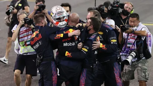 Verstappen comemora o título mundial com companheiros da Red Bull (Getty Images)
