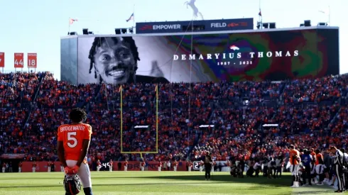 Thomas foi homenageado pelos jogadores e torcedores dos Broncos em Mile High, na tarde de ontem (Getty Images)
